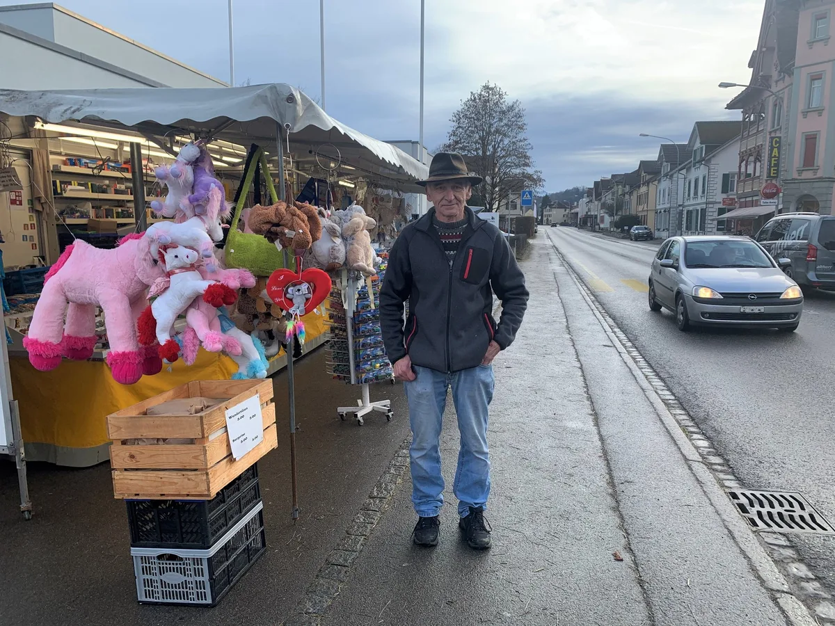 25e99fd010d5441a314c292a6ca16fc7194abe3e Der Spielzeugstand ist sein Ein und Alles: Marktfahrer Othmar Rüttimann nennt ihn «Wundertrüggli». An den Dezember-Wochenenden stellt er den Stand auf eigene Faust am Strassenrand auf. (Bild gif)