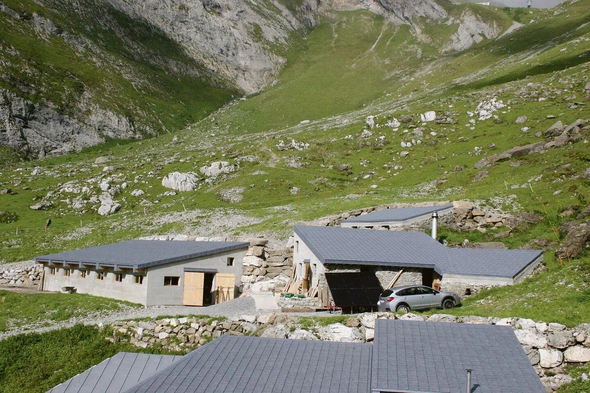 Die Alpgebäude von Josef Koller auf der Alp Flis. Laut Grundbuchamt gehören die Gebäude der Alpkorporation. Koller bestreitet dies.