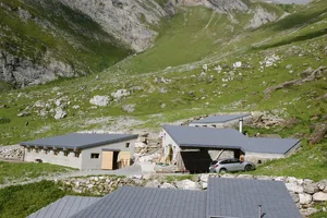 Die Alpgebäude von Josef Koller auf der Alp Flis. Nach einem Lawinenstanden 2019 hat er sämtliche Gebäude erneuern müssen.