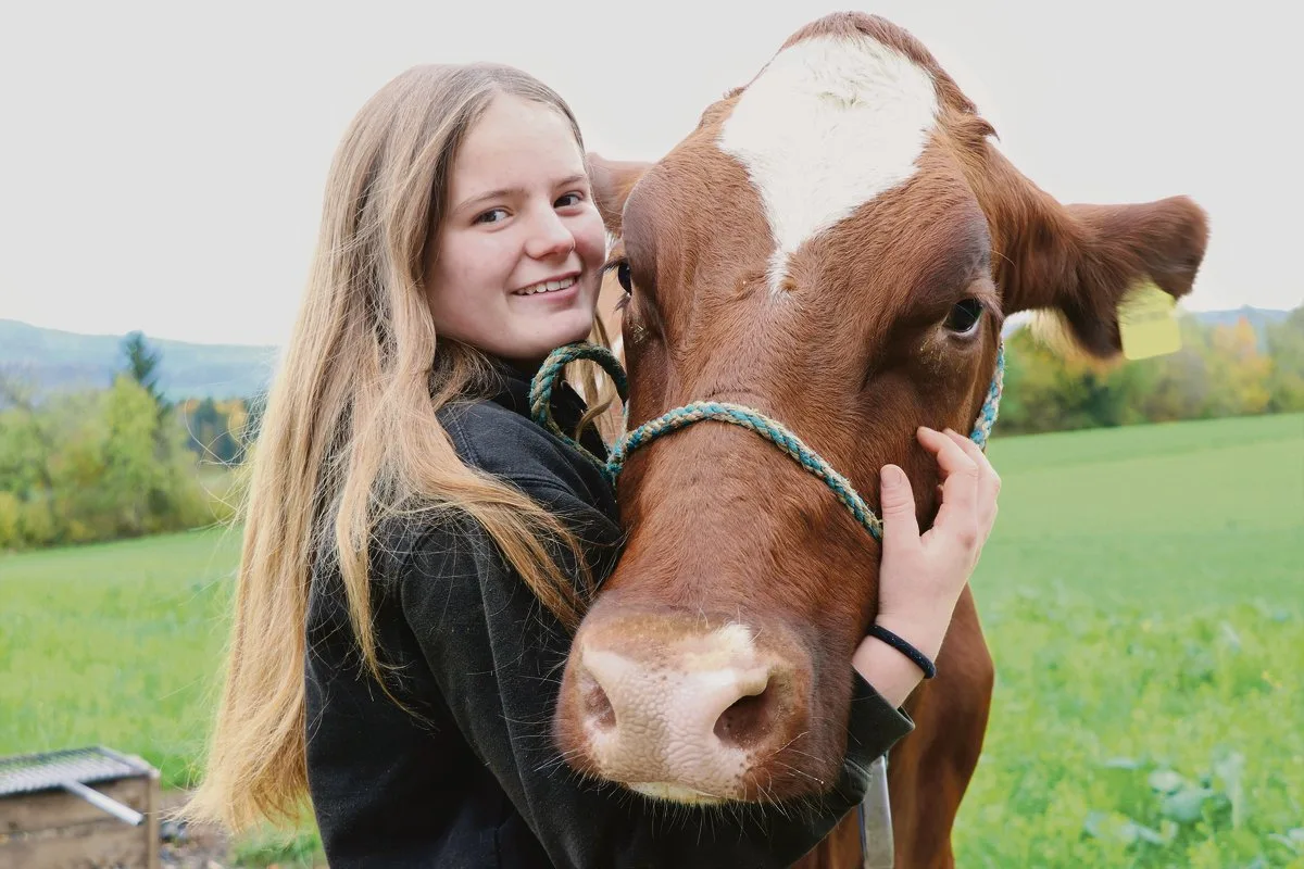 01d6b6b27edf27c4ac90fb9ac2aa06e83afdbf24 Luisa Meier mit Red Holstein Emilie: Die Jungzüchterin freut sich auf die Junior Expo in Brunegg. (Bild Ruth Aerni)