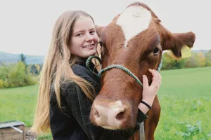 Luisa Meier mit Red Holstein Emilie: Die Jungzüchterin freut sich auf die Junior Expo in Brunegg. (Bild Ruth Aerni)