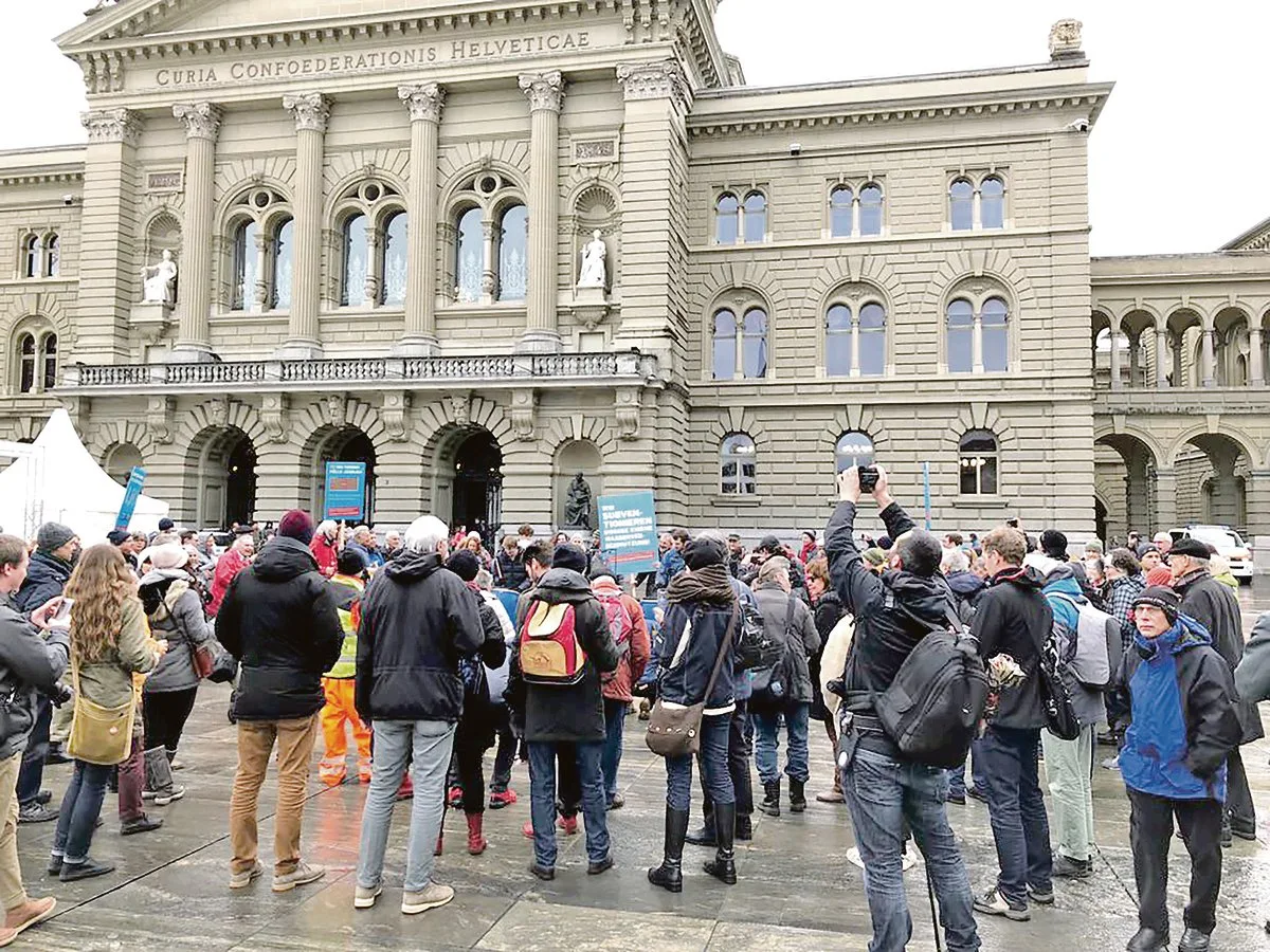 95c79972f7c5e410bf93e3be6938a00d53d6f74e Der Druck von aussen wird grösser. Initiativen fordern, Pflanzenschutzmittel zu verbieten. So auch die Trinkwasser-Initiative, die am 18. Januar 2018 beim Bundeshaus eingereicht wurde. (Bild BauZ)