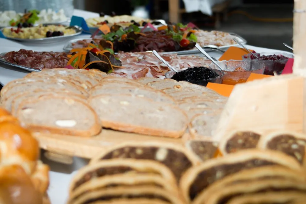 Das Buffet: Am 1.-August-Brunch der Dreh- und Angelpunkt für die Gäste und die Helfer. (Bild BauZ)