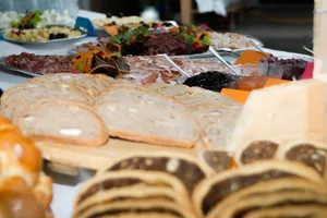 Das Buffet: Am 1.-August-Brunch der Dreh- und Angelpunkt für die Gäste und die Helfer. (Bild BauZ)