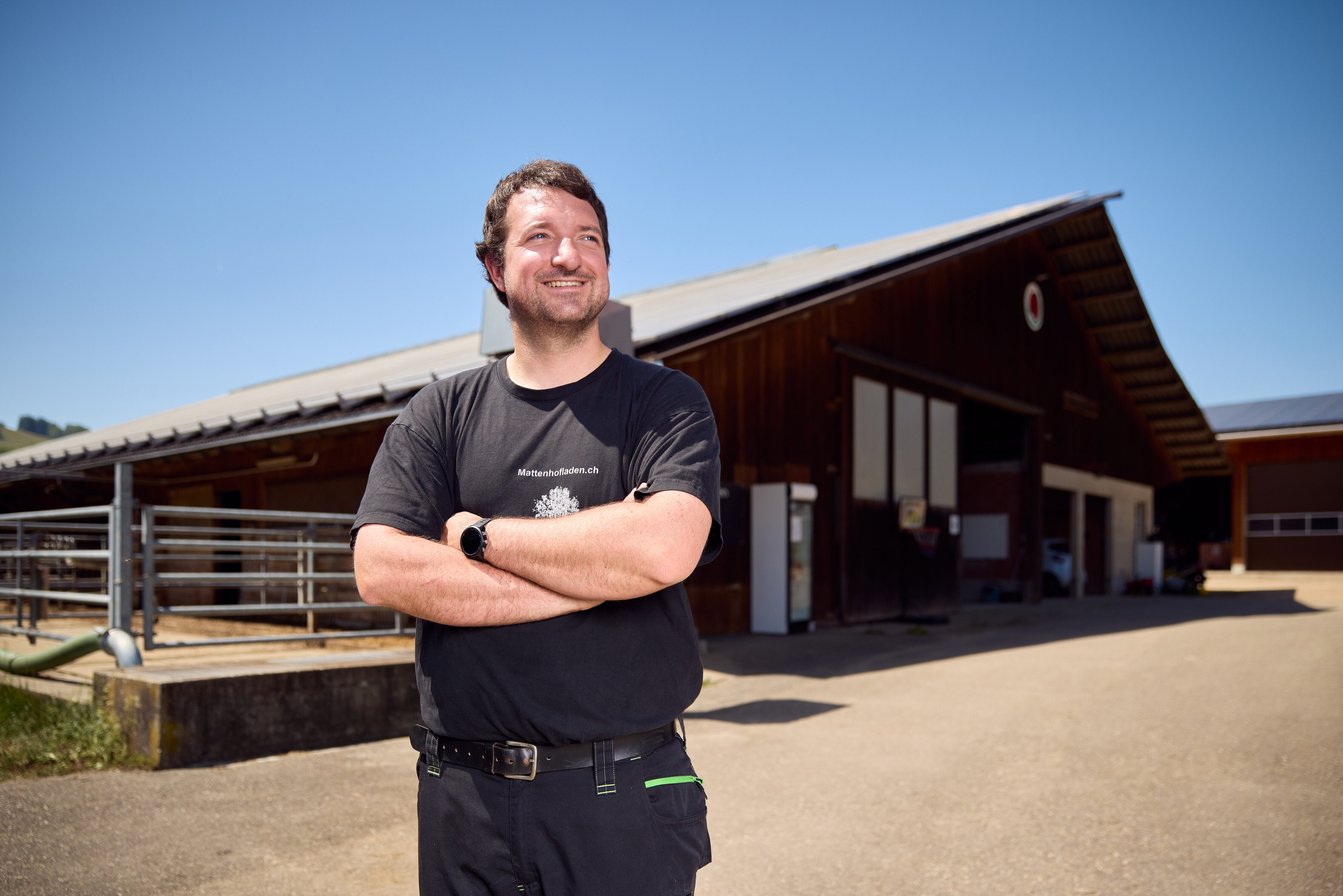 Reto Nussbaumer hat einen Grossteil seiner Gebäude mit PV-Modulen bedeckt.
