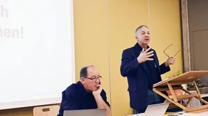 Geschäftsführer Ueli Steffen (links) und der Präsident Urs Grunder konnten wieder einmal durch eine Versammlung vor Ort führen.