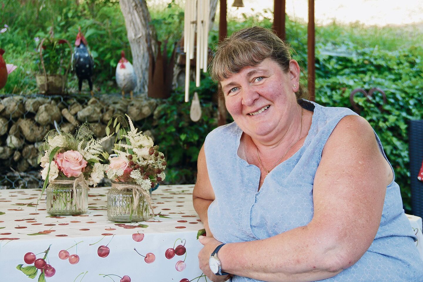 Christa Tschan-Meury auf ihrem gemütlichen Sitzplatz. Die Blumendekoration auf dem Tisch haben die Bäuerinnen und Landfrauen Balsthal-Thal kreiert, für ihre GV 2022