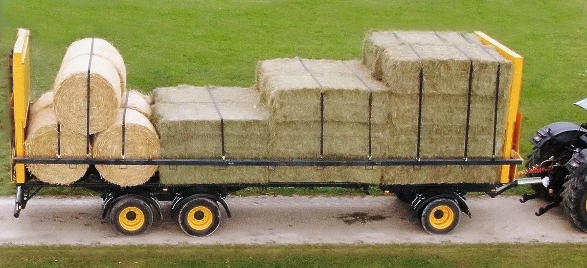 a66e933ad0f1796991d778002ead2ad9d469faa0 Der Vergurtungswagen von Hornung legt die Spanngurten an einem Gestänge hydraulisch über die Ladung und spannt diese. Bild: zVg