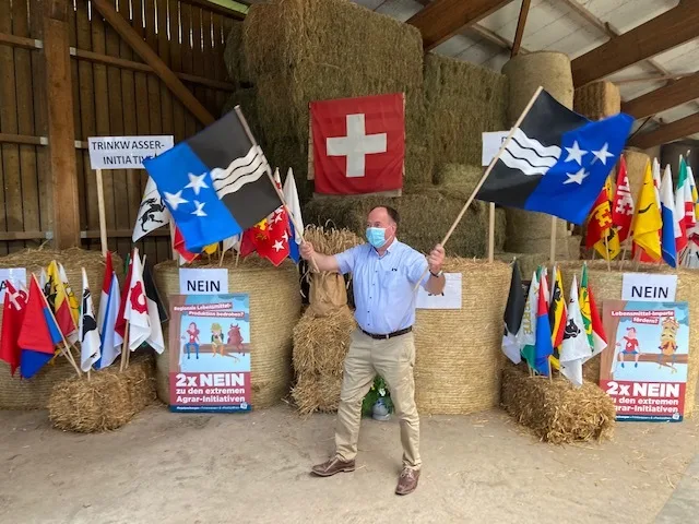ddfcd81d706e9b7a2a843194b5fde04bf5425074 Der ehemalige Aargauer Bauernpräsident Alois Huber schwenkt die Fahnen seines Kantons, als klar ist, dass der Aargau ebenfalls zweimal Nein sagt. (Bilder akr)