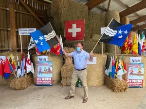 Der ehemalige Aargauer Bauernpräsident Alois Huber schwenkt die Fahnen seines Kantons, als klar ist, dass der Aargau ebenfalls zweimal Nein sagt. (Bilder akr)