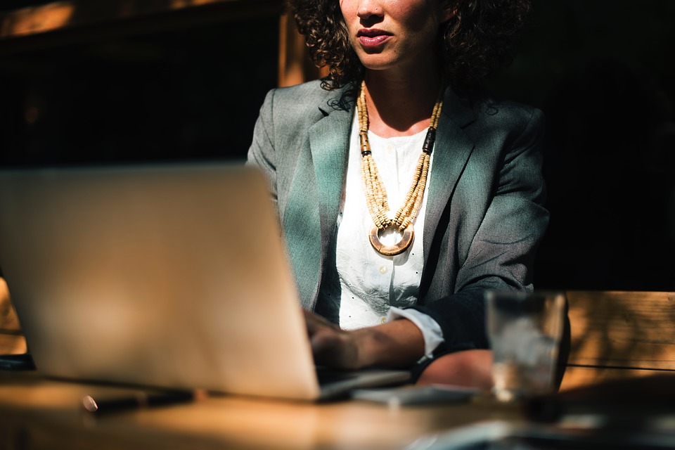 Frauen bekommen in der Schweiz für die gleiche Arbeit immer noch weniger Lohn. (Bild Pixabay)