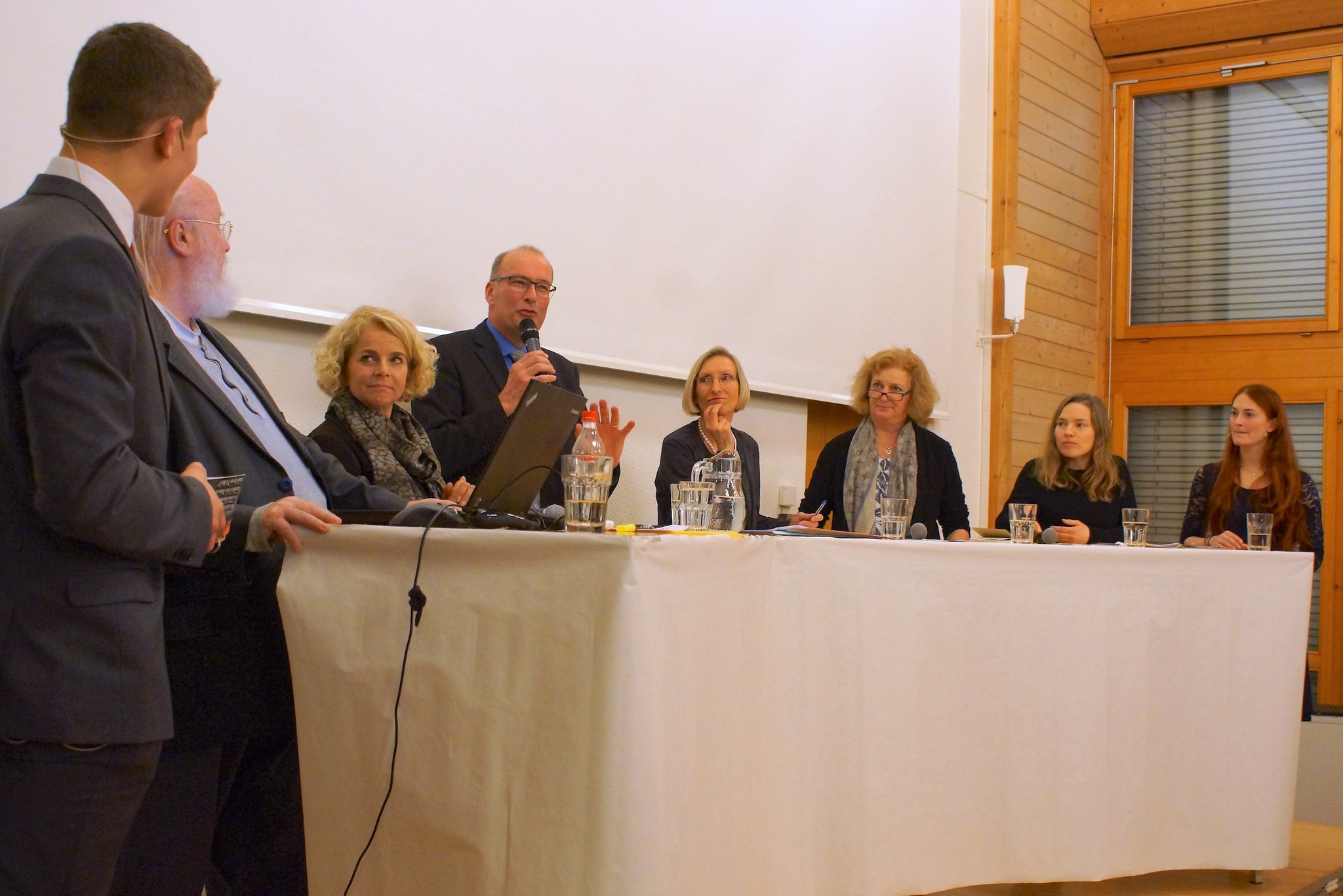 Thomas von Euw (ganz links) und Marlene Reinhard (ganz rechts) organisierten und moderierten die Diskussion pro und kontra Gentech mit (vlnr): Prof. Klaus Ammann, Regina Ammann, Markus Ritter, Prisca Birrer-Heimo, Dr. Julika Fitzi und Dr. Teresa Koller. (Bild sso)
