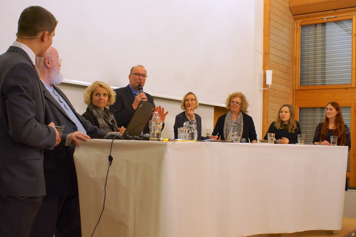 60bcc13e0af0e09f58a846d43363f9c8de92fe62 Thomas von Euw (ganz links) und Marlene Reinhard (ganz rechts) organisierten und moderierten die Diskussion pro und kontra Gentech mit (vlnr): Prof. Klaus Ammann, Regina Ammann, Markus Ritter, Prisca Birrer-Heimo, Dr. Julika Fitzi und Dr. Teresa Koller. (Bild sso)