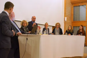 Thomas von Euw (ganz links) und Marlene Reinhard (ganz rechts) organisierten und moderierten die Diskussion pro und kontra Gentech mit (vlnr): Prof. Klaus Ammann, Regina Ammann, Markus Ritter, Prisca Birrer-Heimo, Dr. Julika Fitzi und Dr. Teresa Koller. (Bild sso)
