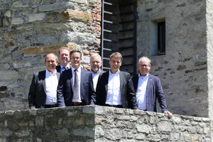 Gruppenbild der SCM-Spitze auf Schloss Bellinzona: Urs Schlüchter, David Escher, Lorenz Hirt, Anton Schmutz, Stephan Graf und Stefan Gasser (v.l.).