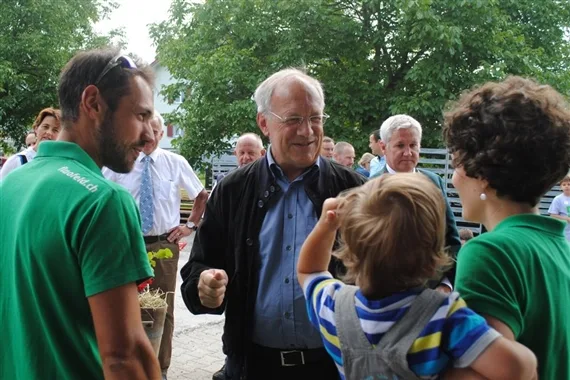c0297334dbd3494fb1610a6500ccd681c06d09be Der Landwirtschaftsminister Johann Schneider-Ammann ist immer wieder am 1.-August-Brunch anzutreffen. (Bild Franz Philipp)