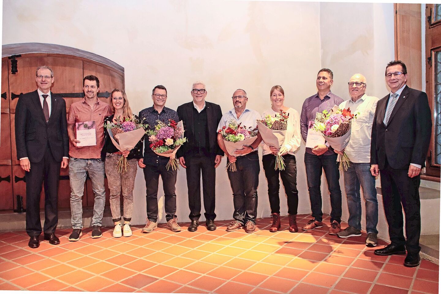 Die Sieger mit Jury-Präsident, flankiert vom Luzerner Regierungspräsident Reto Wyss und von Karl Nussbaumer, Kantonsratspräsident Zug.
