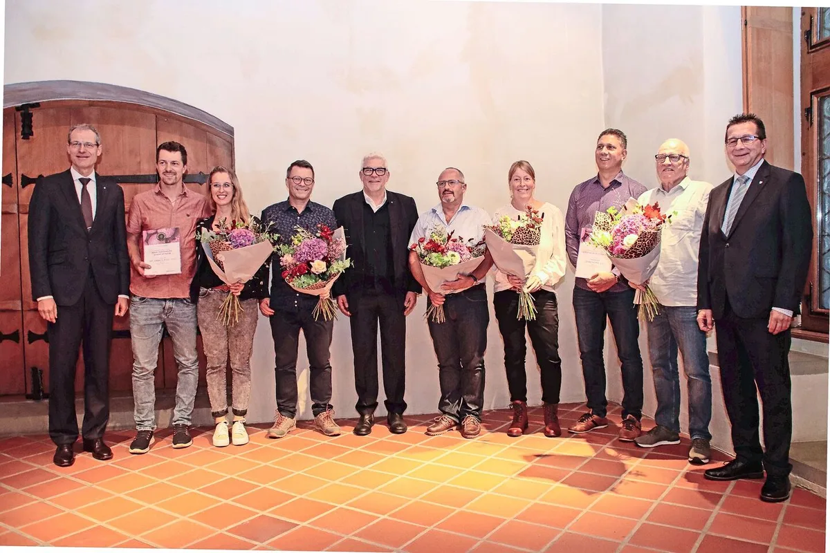 ab45c69fe6465ef7880e277ad25c59e1652b75c09156f8fc511ce5c7a8556144 Die Sieger mit Jury-Präsident, flankiert vom Luzerner Regierungspräsident Reto Wyss und von Karl Nussbaumer, Kantonsratspräsident Zug.