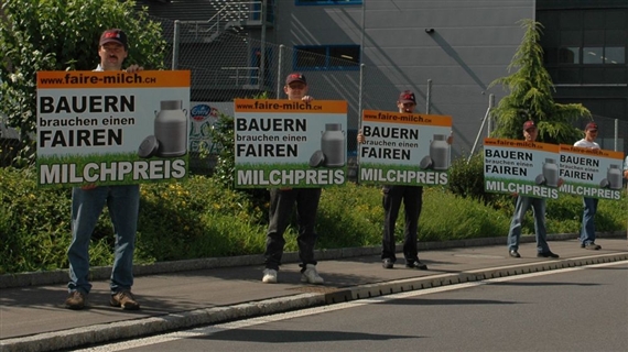 DIe Big-M tut ihren Unmut über Migros und Coop via Newsletter kund. Manchmal geht es auch auf die Strasse, wie hier 2007. (Bild Josef Scherer)
