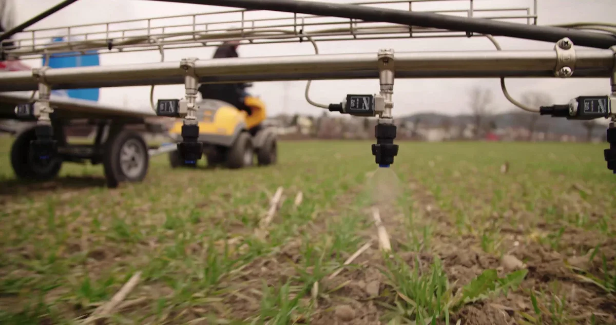 Sobald Blacken im Feld durch die Drohne erkannt wurden, sendet die Drohne über das 5G-Netz die Koordinaten an einen Feldroboter. Dieser behandelt das Unkraut punktuell via Spotspraying umweltschonend und effizient. (Bild Fenaco)