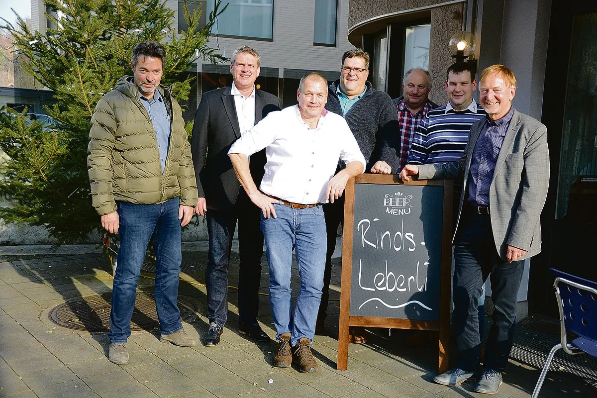 bc7d2eff43d4832a5d83288a98fe32e29c1e815e Trafen sich zum Austausch: (V. l. n. r.) Urs Iseli, Kunz Kunath AG; Peter Gerber, Produits Epagny; Ruedi Uhlmann, Lucarna Macana AG; Hans Peter Wolf, ASF AG; Werner Reutegger, Kunz Kunath AG; Oliver Stampfli, Carnosa AG; Peter Stadelmann, Kunz Kunath AG.(Bild sb)