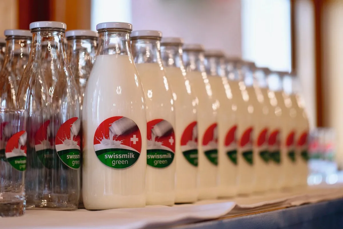 f3dc20478f52687aff2956fbd7a0f9423f5af8ca «Swissmilk Green», der Branchen-Standard für Nachhaltige Schweizer Milch. Bild: Jürg Vollmer