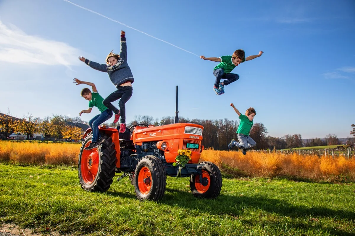2cb6c015bd858ac9fe291bac4a8bff48b3a9c0b0 Der Fiat 550 von Lukas Wiesner macht seinen Kindern Freude: Andrin (9), Sylvie (11), Loris (9) und Nicolas (5). Bild: Pia Neuenschwander