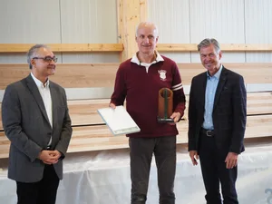 Jurypräsident Prof. Dr. Pietro Beritelli von der Universität St.Gallen, Stefan Vögtli, Gewinner Agro-Star Suisse 2022 und Jury-Mitglied und Unterstützer Gian Bazzi von «Die Mobiliar» (v. l. n. r.).