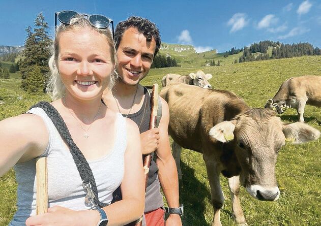 Schnell noch ein Selfie: Vanessa Meli und Bastian Kressig verbringen den Sommer auf der Alp Mädems mit 184 Rindern und Kälbern.