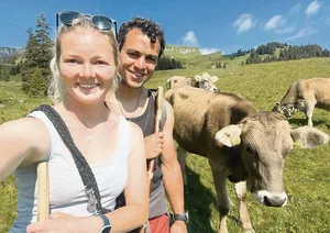 Schnell noch ein Selfie: Vanessa Meli und Bastian Kressig verbringen den Sommer auf der Alp Mädems mit 184 Rindern und Kälbern.