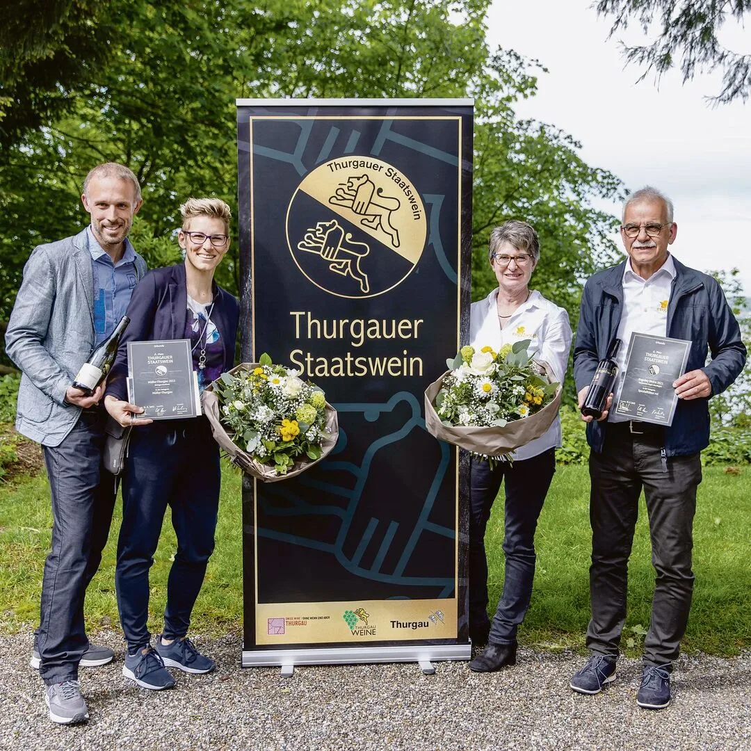 945284874276f0d0c8afed07f98eb67e666e2700df6e749a7aa5c3594f767f29 Michael und Nicole Burkhart (links) sowie Sonja Holenweger und Markus Frei präsentieren die beiden Siegerweine.