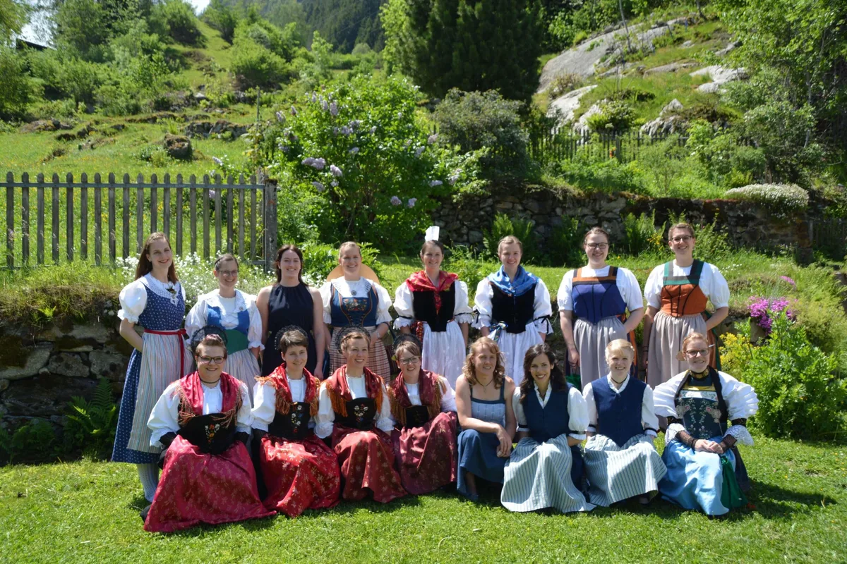 78376af3a55339135d1bb59d7762e1f543bd1046 Die Absolventinnen der Bäuerinnenschule mit ihrer Festtagskleidung im Garten der Bergheimatschule Gurtnellen. (Bild fj)