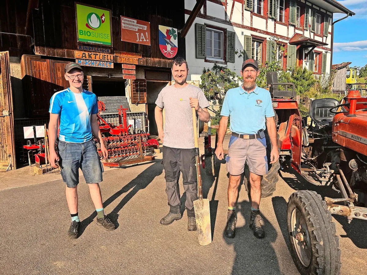 d8238c5962768895cecdc51e5386acc0f439750dc8e2a65dd0446c931e723abf Junior Laurin Moser, Strickhofberater Serge Braun und Betriebsleiter Res Moser zeigten die Vorteile von Untersaaten auf. Im Hintergrund die Gerätschaft für die Bodenbearbeitung.