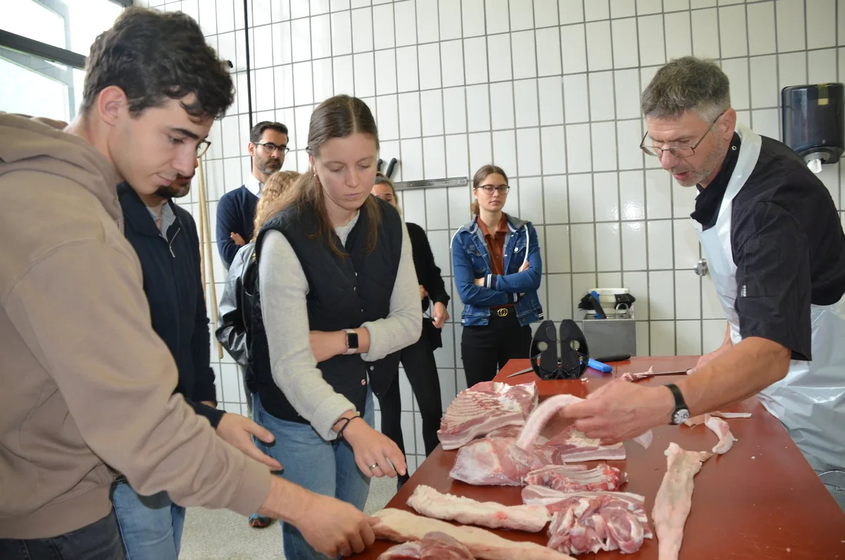 Gala-Schulschlachtanlage Luzerner Student(innen) erhielten in Salez unbeschönigte Einblicke in die Lebensmittelproduktion