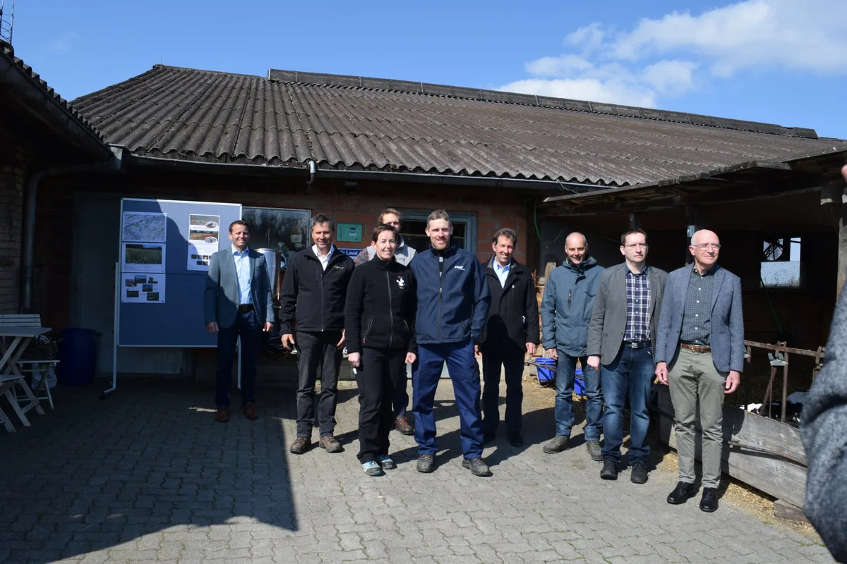 9922b117bf2b26046228da280ba6b4833591c675 Die Referenten am Medienanlass (v.l.): Ueli Bleiker, Daniel Vetterli, Eveline und Reto Bachmann (vorne), Jérémy Favre, Christian Eggenberger, Peter Schweizer, Sebastian Menzel, Hansueli Gujer. (Bild sgi)