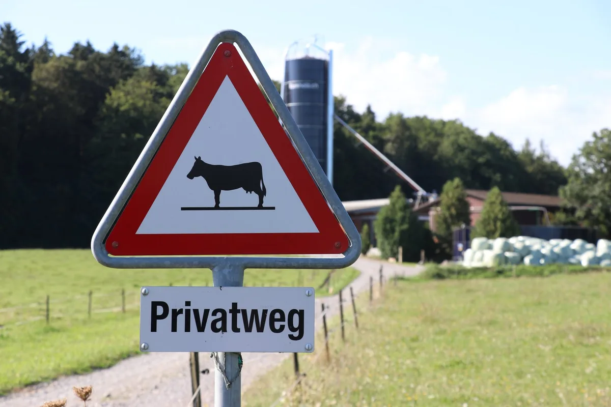 Velofahrer und Fussgänger auf dem Hof: Was kann man tun, um beim Rangieren Unfälle zu verhindern?