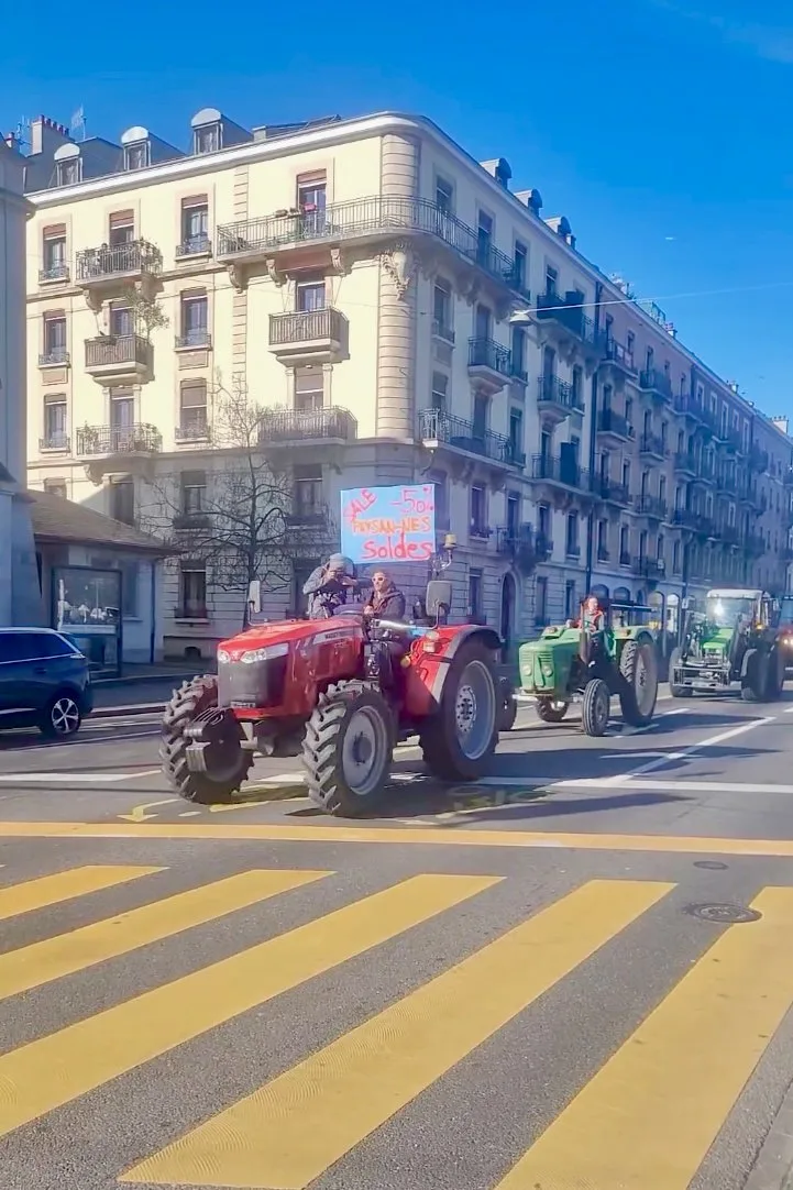 bauernprotest_genf_video-screenshot Traktoren-Kolonne mitten in der Stadt Genf.