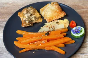 Als Hauptspeise serviert Milena Knutti Truten im Blätterteigpäckli mit vegetarischer Alternative und lauwarmen Gemüsesalat.