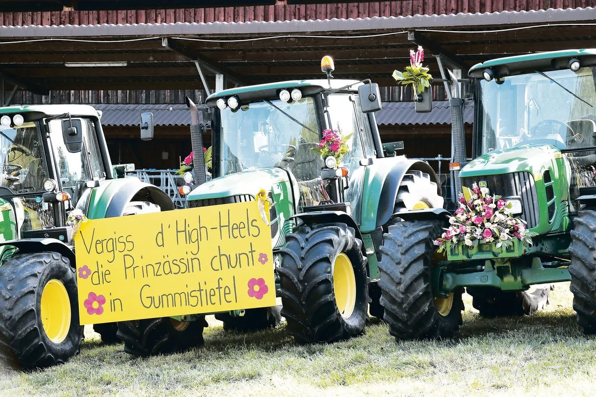 «Die Prinzessin kommt in Gummistiefeln», so dieses Schild am Traktor anlässlich einer Abschluss-feier. Die Berufsabschlüsse von Frauen nehmen zu, auch bei den Betriebsleiterinnen.
