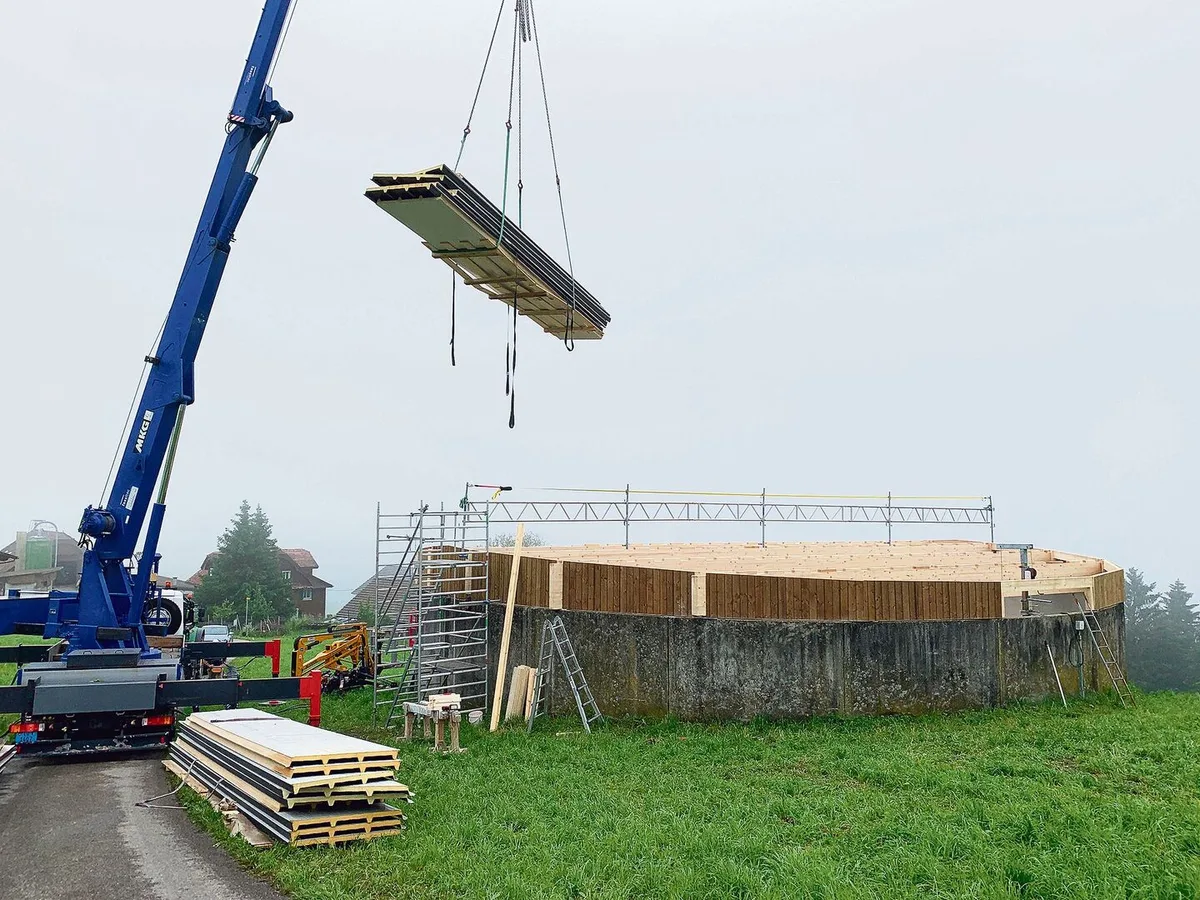 4b289ac578dde0888e491b16e8bf7c3e2933c5cfc49124d40b83f955fc9d4ef8 Auch dafür gibts Beiträge, ohne lange Wartefristen: Abdeckung von Güllelagern. Vor allem im Kanton Luzern sind noch sehr viele, rund 1200, Anlagen zu überdachen. Sinnvollerweise mit Holz.