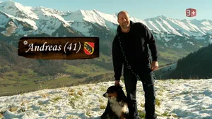 Bauer Andreas bewirtschaftet einen Milchviehbetrieb mit rund 20 Kühen. Den Sommer verbringt das Vieh auf der Alp.