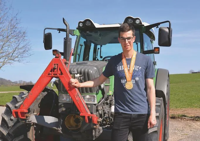 74b24bda1a41761a1188fc2cbd6df9022cf9ce94 Swiss-Skills-Sieger Sandro Weber ist der beste Landmaschinenmechaniker im Land. Bild: Beat Schmid