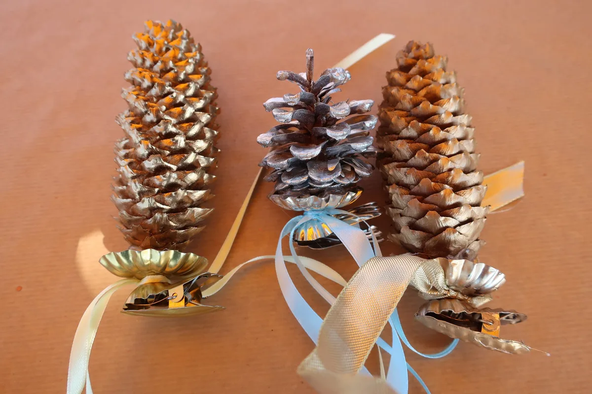 6332ae4ba7fbb00473bd7a5d155335c09e174a0b Wem gekaufter Weihnachtsschmuck zu kitschig ist, kann aus Zapfen ganz einfach etwas basteln. (Bilder et)