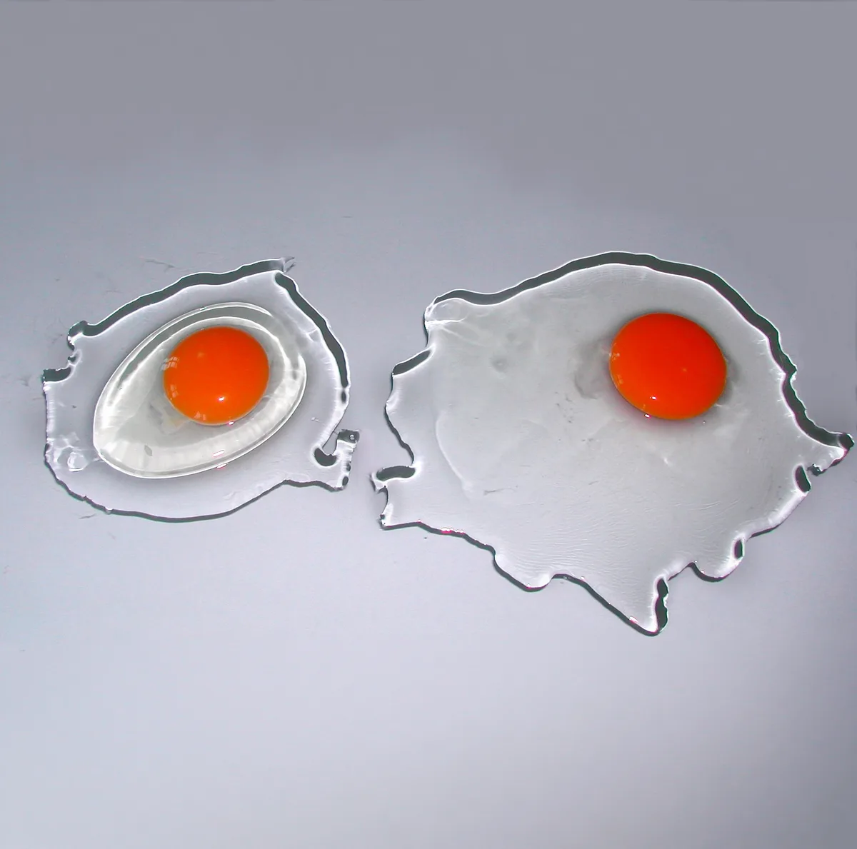 3ae228afe8d796cf2aeb29c7add24f7e Ein frisches Ei (links) weist ein kompaktes, dickflüssiges Eiklar auf. Bei hohen Temperaturen (rechts) verflüssigt sich das dickflüssige Eiweiss rascher.