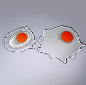Ein frisches Ei (links) weist ein kompaktes, dickflüssiges Eiklar auf. Bei hohen Temperaturen (rechts) verflüssigt sich das dickflüssige Eiweiss rascher.
