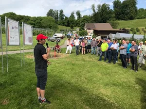 Andreas Bühlmann von Agroscope informiert über das "Qualitätsrisiko Ernte". (Bild akr)