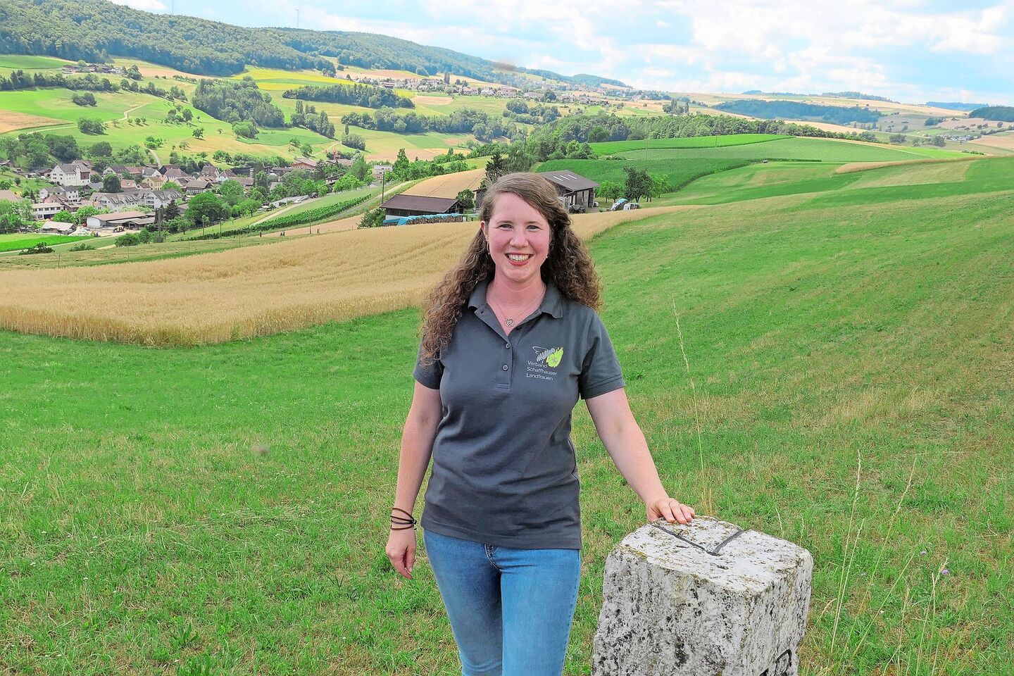 Auf der einen Seite die Schweiz, auf der anderen Deutschland: Die Grenze führt mitten durch Deborah Bührers Land. Im Hintergrund ist ihr Hof und das schaffhausische Dorf Bibern zu sehen.