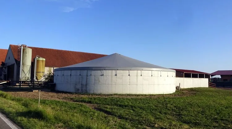 a29f897f1531f8beb18552d16820690c755a0a9b Die passende Abdeckung der Güllegrube soll Ammoniakemissionen und Geruchsstoffe bis zu 80 % reduzieren. Das Beachten der Lufttemperatur und -feuchtigkeit bei der Ausbringung bleiben jedoch wichtige Faktoren bei der Reduktion von Luftschadstoffen. (Bild BFH HAFL)