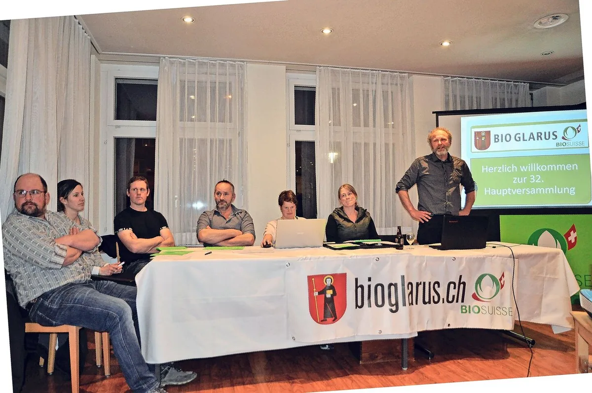 e77d33fedb91d9af123609ecda38adede675690eff39b0846e67919e07a0517d Der Vorstand von Bio Glarus mit Präsident Richi Bamert (r.) an der kontroversen Hauptversammlung, bei der sich die Mitglieder gegen Bio Suisse stellten.