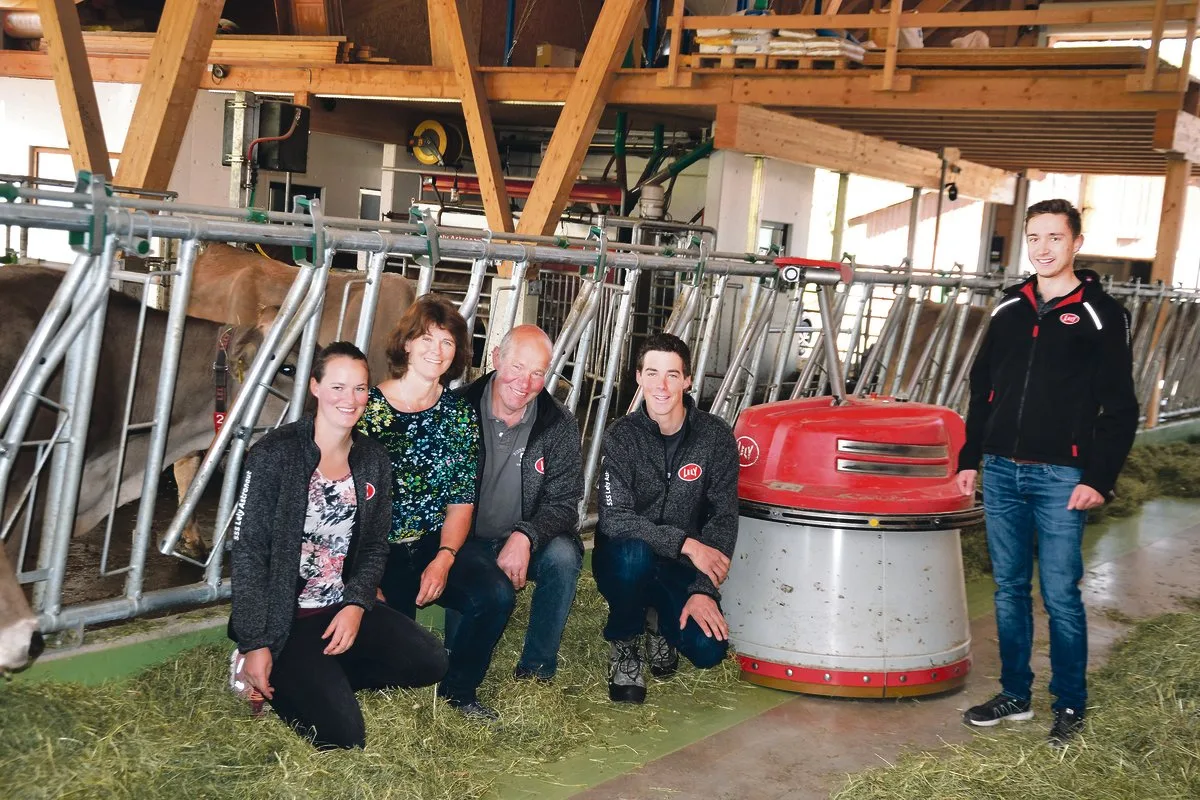 2b26eb0760b01491ef4428b35c9706ae8304e42e Heidi und Köbi Looser mit den Kindern Anita und Roman (auf dem Bild fehlt Kathrin), mit dem Lely-Verkaufsberater Samuel Gstöhl (r).